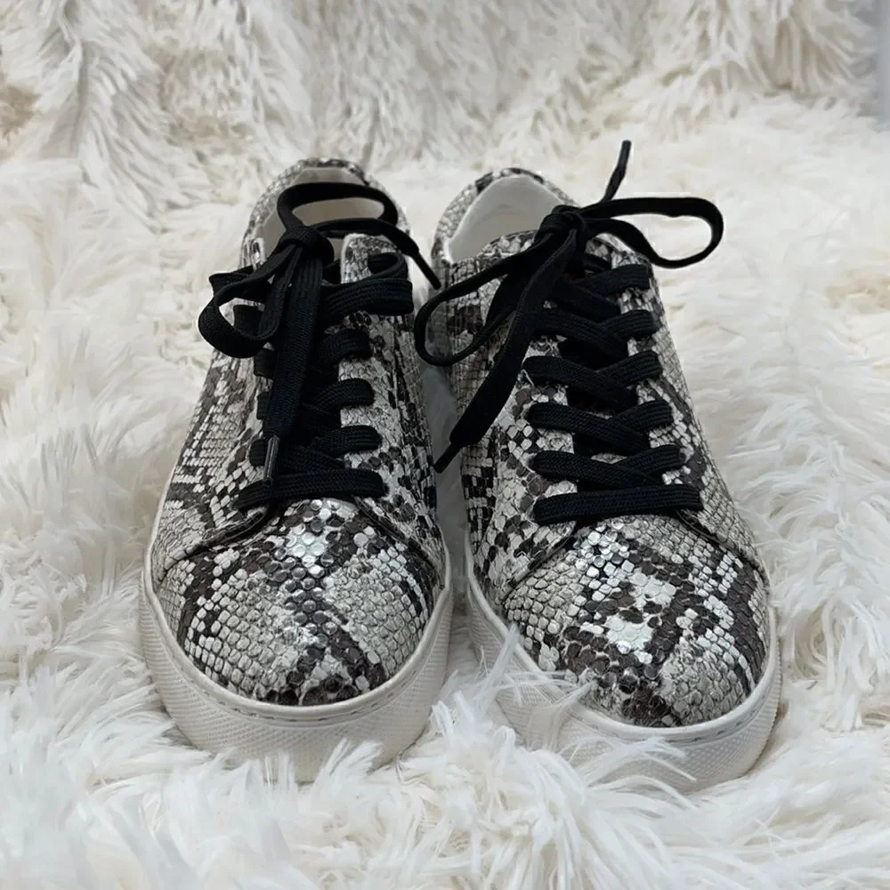 Brand new Kenneth Cole sneakers 5M